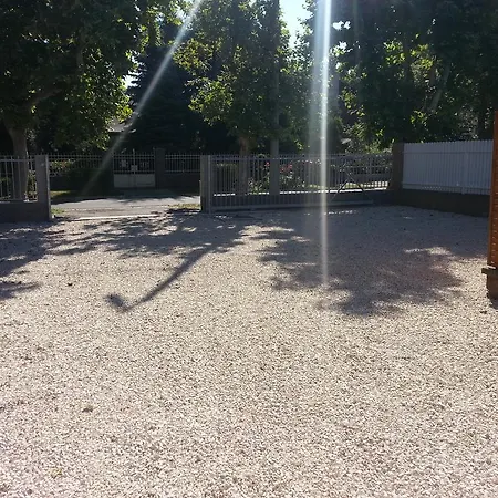 Adam Apartmanhaz בית הארחה 3*