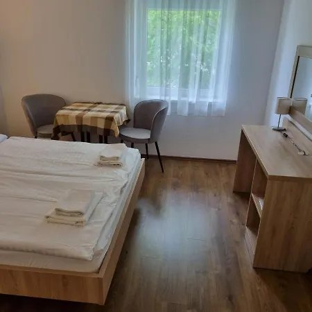 Adam Apartmanhaz بيت ضيافة 4*