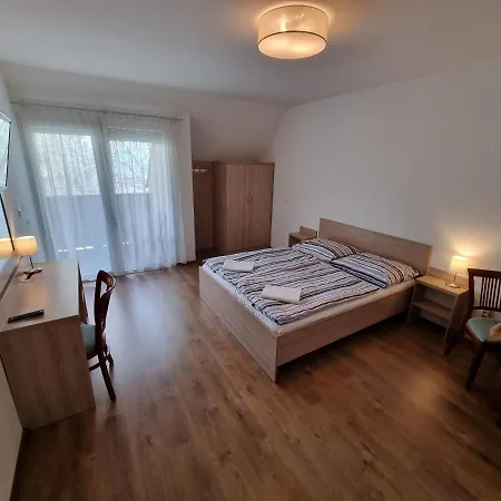 Adam Apartmanhaz בית הארחה 3*