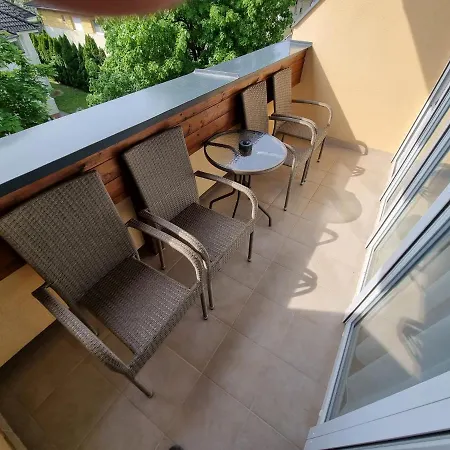 بيت ضيافة Adam Apartmanhaz 4*