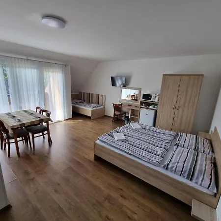 בית הארחה Adam Apartmanhaz שיופוק