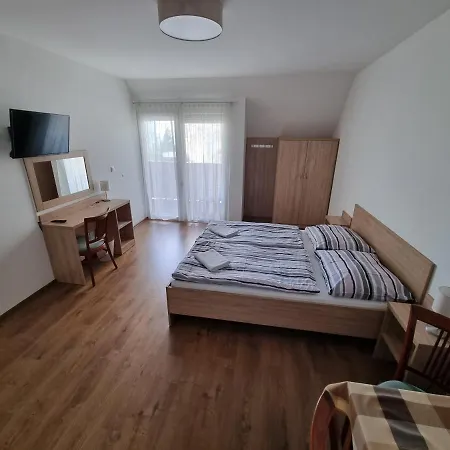 Adam Apartmanhaz בית הארחה 3*