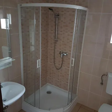 Adam Apartmanhaz بيت ضيافة