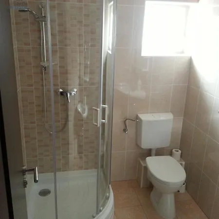 بيت ضيافة Adam Apartmanhaz 4*