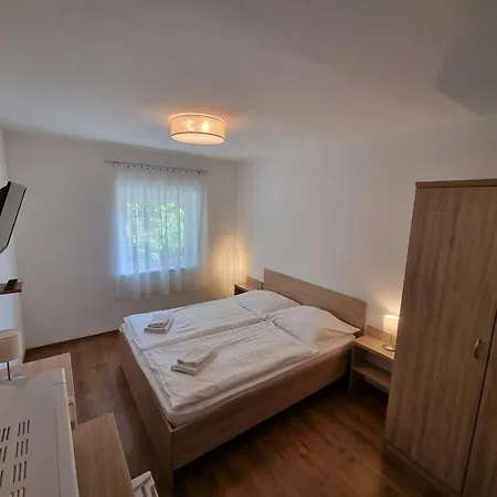 بيت ضيافة Adam Apartmanhaz 4*