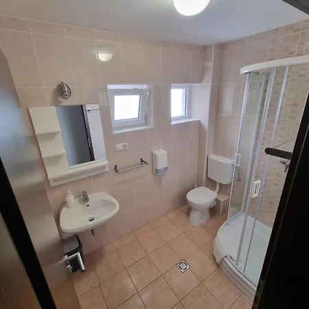 Adam Apartmanhaz بيت ضيافة 4*