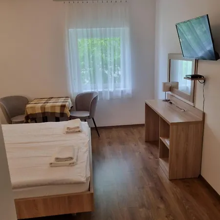 بيت ضيافة Adam Apartmanhaz