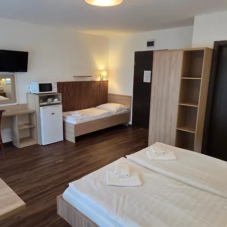 Adam Apartmanhaz Pensjonat Siófok