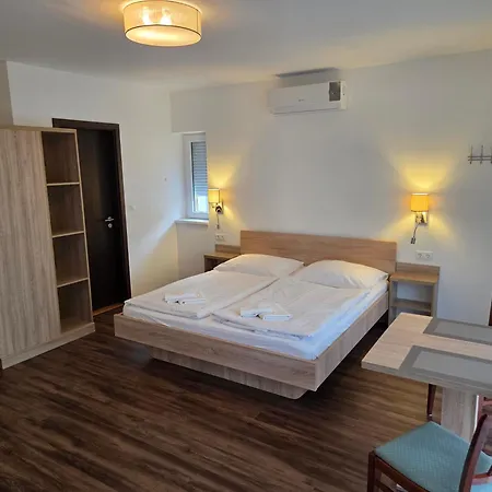 Pensjonat Adam Apartmanhaz Siófok