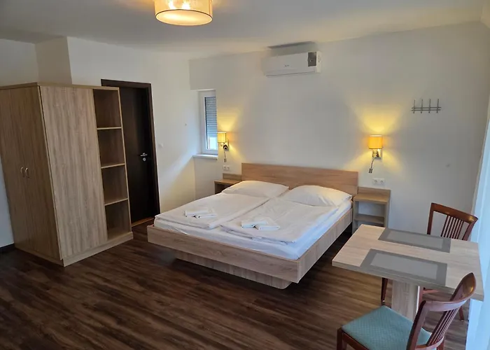 Pensjonat Adam Apartmanhaz Siófok